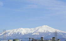 食堂から見える鳥海山